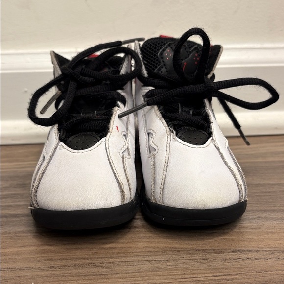 JORDAN WHITE AND BLACK SNEAKERS FOR STYLE AND CONFORT. - Picture 3 of 6